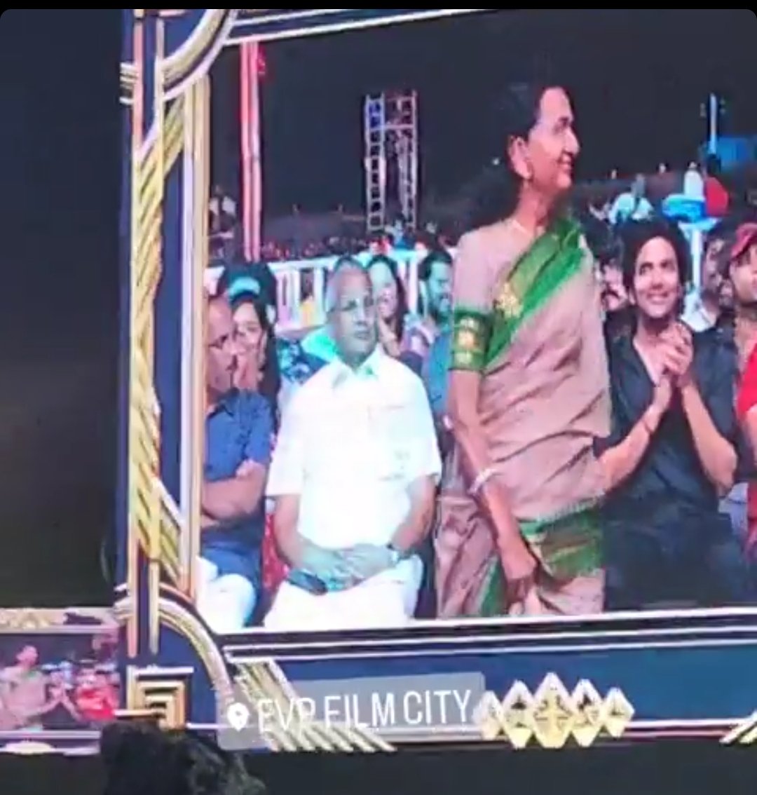KavinFansClub's tweet photo. How It's Started. How It's Going
Shoba Mam present the award to @Kavin_m_0431 Anna ❤️
#Kavin | #Kavin04 https://t.co/OH54GmiPrq