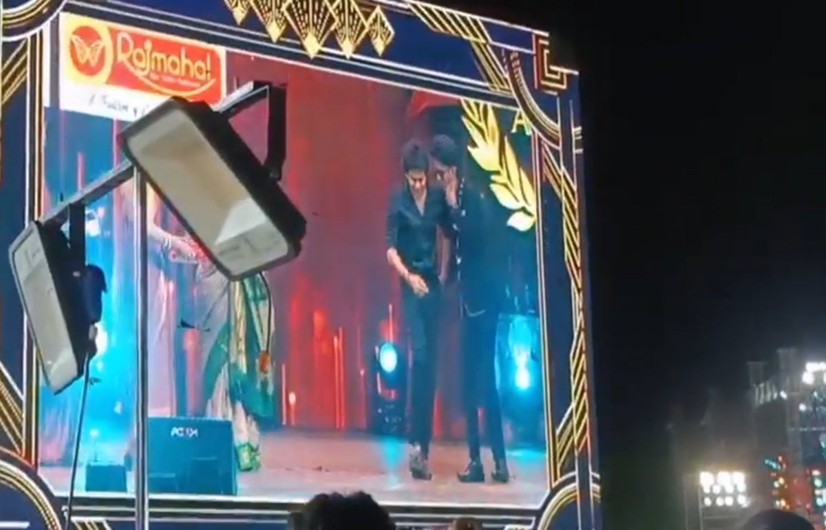 KavinFansClub's tweet photo. How It's Started. How It's Going
Shoba Mam present the award to @Kavin_m_0431 Anna ❤️
#Kavin | #Kavin04 https://t.co/OH54GmiPrq