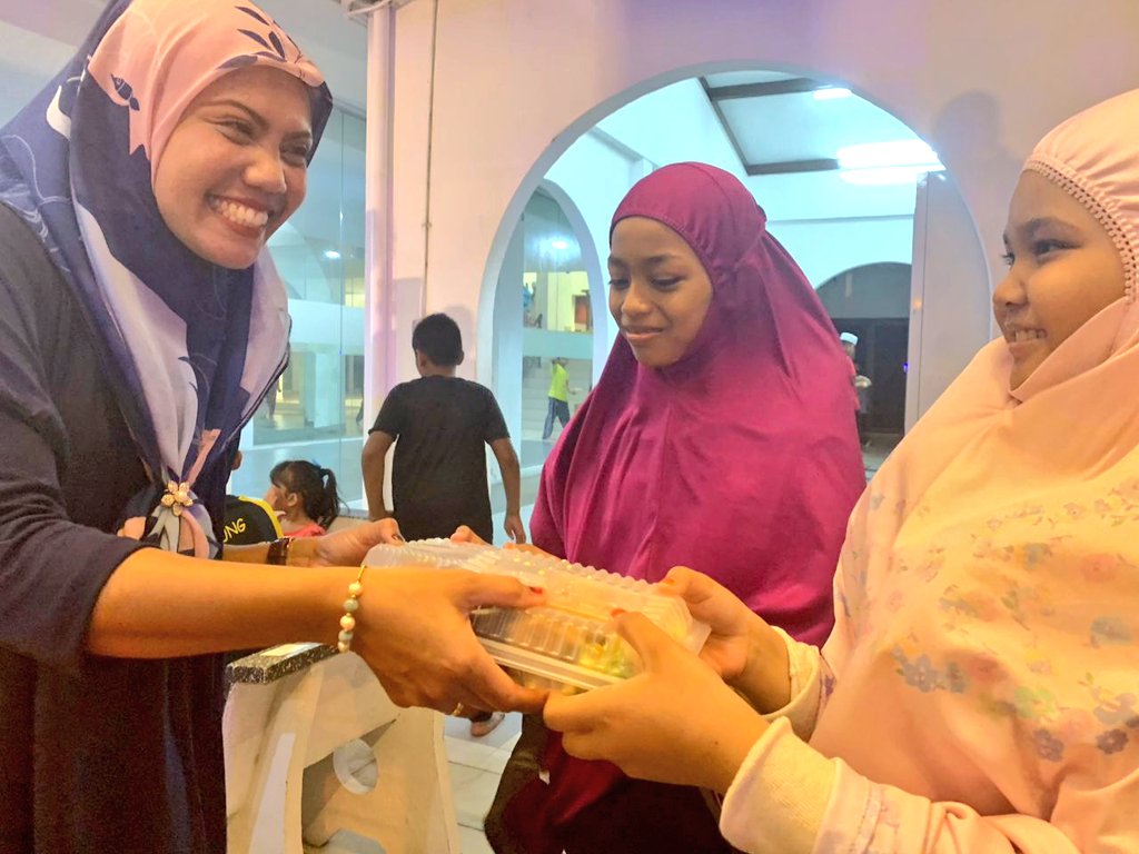 WismaLumut's tweet photo. YDP serta barisan AJK WBL mengagihkan bungkusan moreh. Penyediaan moreh ini bertujuan mengajak ahli kariah dan kanak-kanak untuk bersama-sama menunaikan ibadah di masjid.
@PakLongMie78 @azrul6695 https://t.co/5wUrUZxkxD