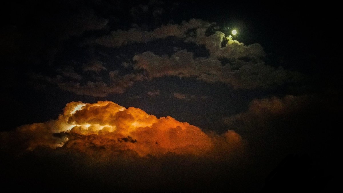 बादलों में बिजली की गड़गड़ाहट और झांकता सूरज...!!
Reason to smile❤️

#mobileclick #sky #Cloud #IndiAves #ThePhotoHour
