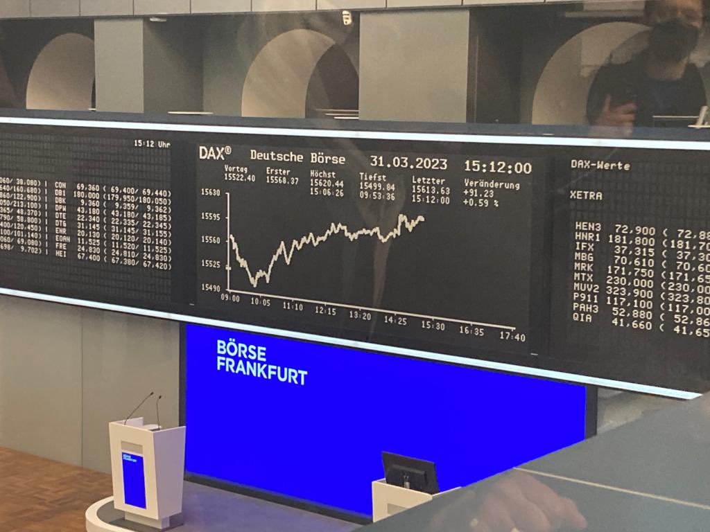 CGSvisits's tweet photo. Having a great time in Frankfurt. We’ve visited the Deutche Bundesbank, Frankfurt Stock Exchange and the European Central Bank. We may not have the weather but we’ve got each other #BigFamilyHoliday https://t.co/YoJ25qBBMM