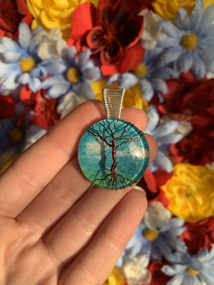 this pretty fluid art pendant is still available💙
i made this cab with intentions of it looking like a lil sky✨