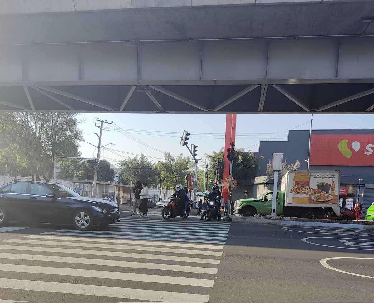 valentin_mx's tweet photo. @VigiMoviCDMX en este cruce frente a la Voca 7  sobre Ermita Iztapalapa y a unos metros de la estación aztahuacán del trolebús, las motos frecuentemente usan el paso peatonal para cruzar https://t.co/JdAaurl1Bb