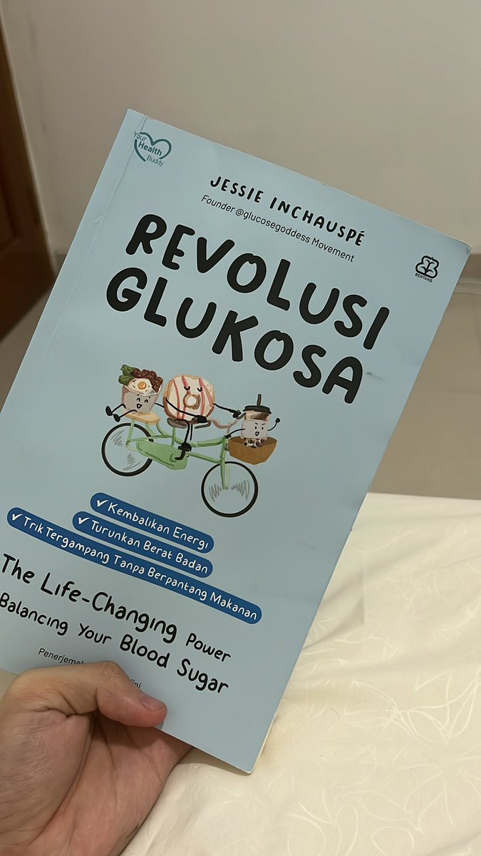 xoxowantja's tweet photo. lagi baca buku ini, jadi paham kalo sbnernya yg bikin "gendut", laperan, ngantukan, kurang semangat dan tenaga tuh bukan cuma jenis makanan aja.

Tapi juga "lonjakan" gula darah yang bikin sebadan badan nggak nyaman. https://t.co/njyx4ETMpA