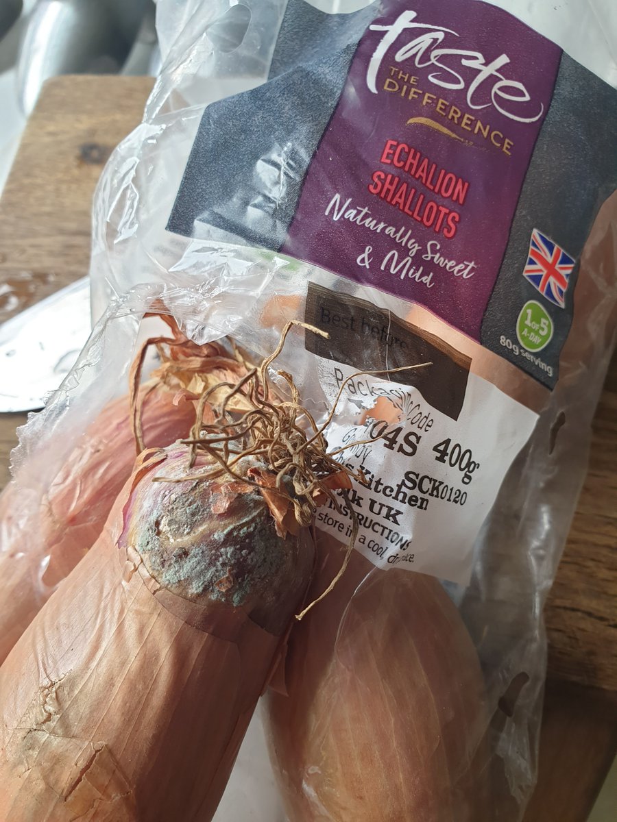 IsidroStFood's tweet photo. @sainsburys
Such a shame this is happening more frequently, had a bag of onions last week and don't really want to go through any more refunds etc. Suppliers need more support with their lack of staff to sort quality control. https://t.co/wpWEW6qDWv
