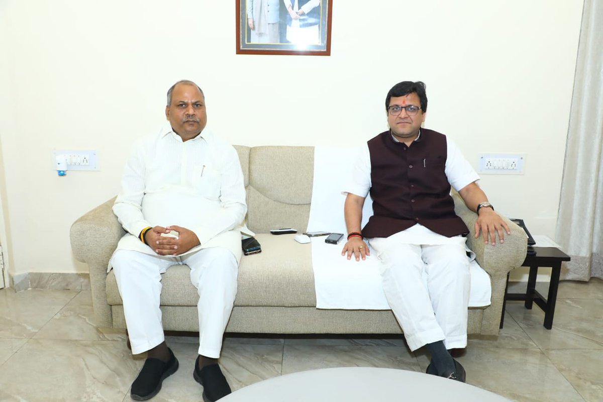 nitinagarwal_n's tweet photo. आज लखनऊ स्थित सरकारी आवास 3, गौतमपल्ली में भारतीय जनता पार्टी के नवनियुक्त प्रदेश उपाध्यक्ष माननीय श्री बृज बहादुर जी से आत्मीय भेंट कर हार्दिक बधाई एवं उज्ज्वल कार्यकाल हेतु शुभकामनाएं दी। https://t.co/7bVSuYydwB