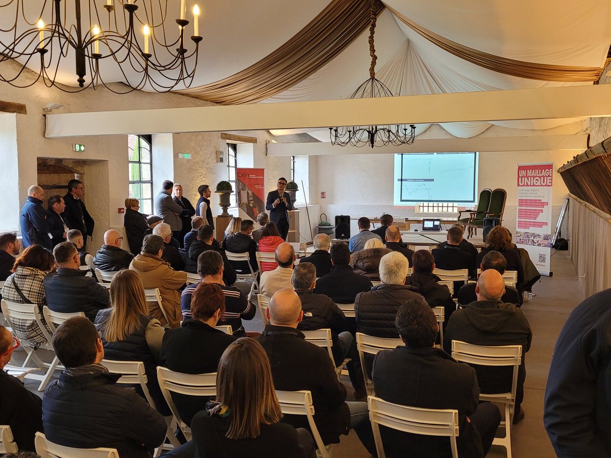 Bruno BERNARDIN Président de la FNTR AUVERGNE tient aujourd'hui son AG en présence de nombreuses personnalités entourées des Dirigeants d'entreprises. 
Emploi, économie, conjoncture et perspectives d'avenir pour la profession sont les principaux sujets qui mobilisent les débats.