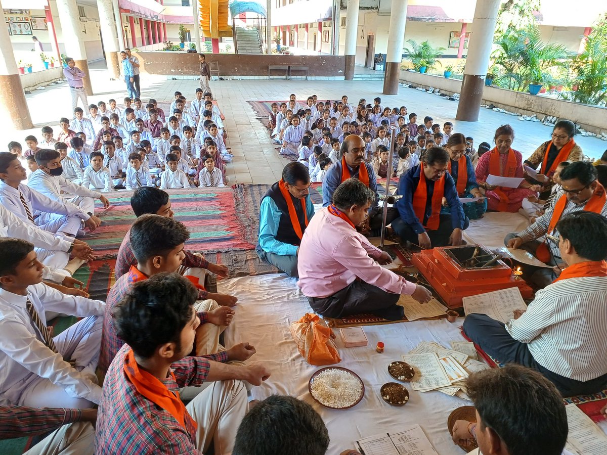 dav_bina's tweet photo. "आ नो भद्रा: क्रतवो यन्तु विश्वत: ।" - ऋग्वेद 1-89-1
Let noble thoughts come to us from every side !

Session 2023-24 started by Hawan with wishes for all auspiciousness. https://t.co/80f8mVwnWi