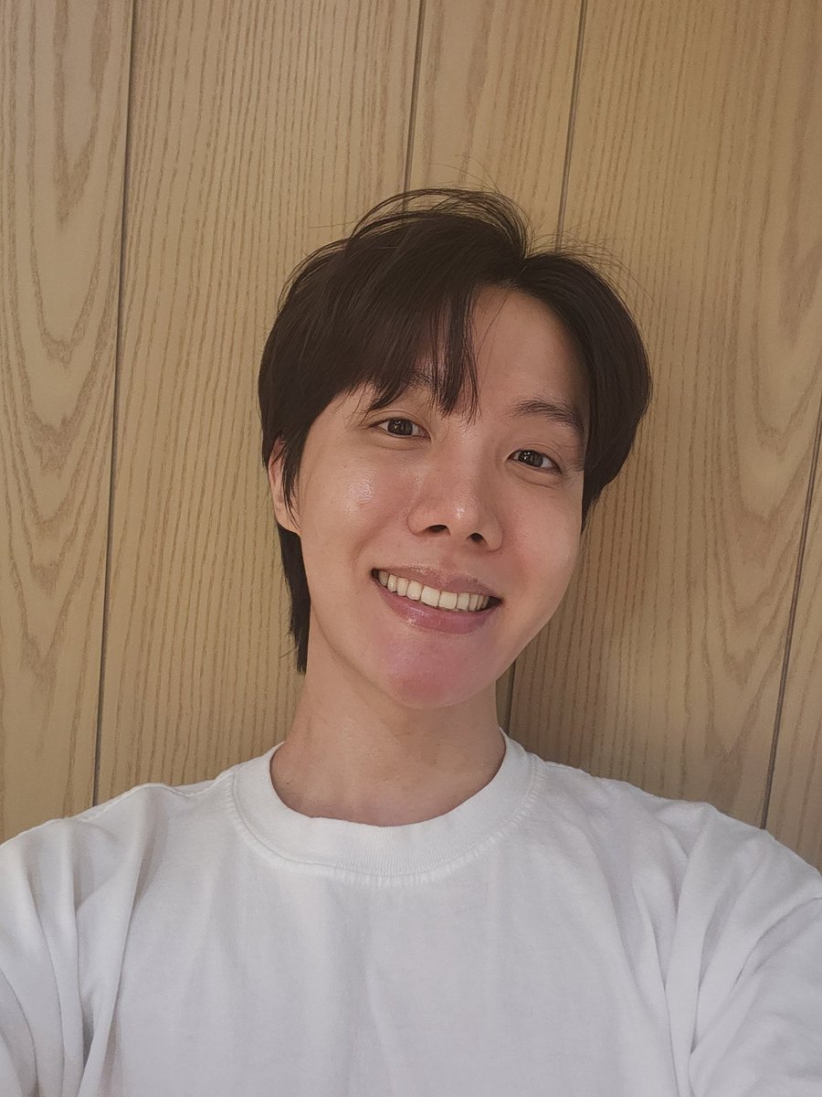 rmbtswd's tweet photo. J-hope [Weverse] 🌟 @BTS_twt 

— Pasa bien tu fin de semana, no te preocupes demasiado!!!!
Te amo ARMY 😃💜 https://t.co/a1u1oeMHPk
