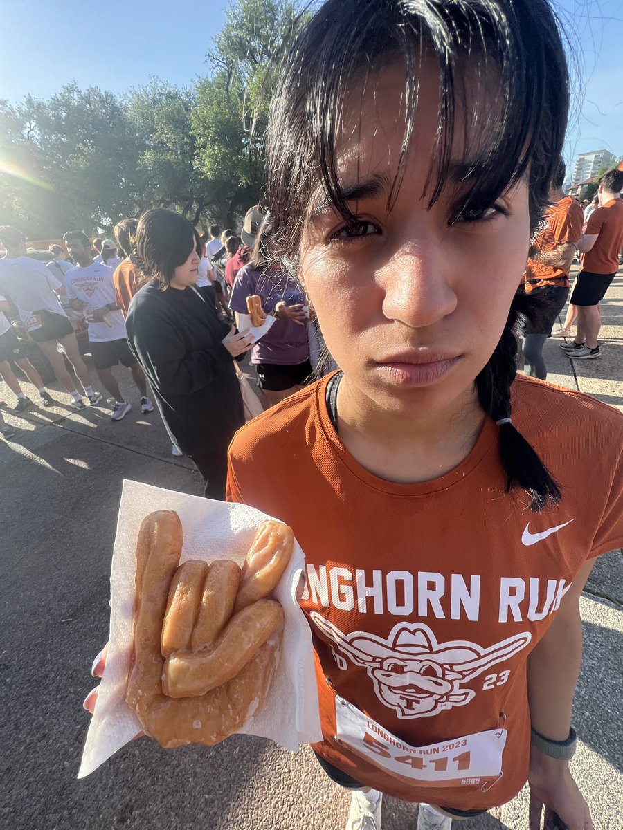amarisova_'s tweet photo. Hook ‘em donut 🤭 #WeRunUT https://t.co/1nyOVrnStP