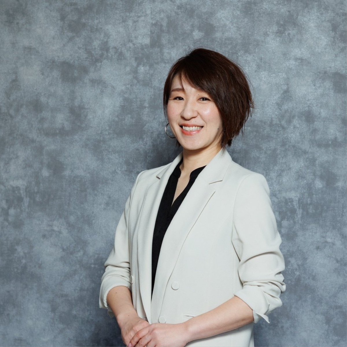 InterviewerYuki's tweet photo. 【嘘じゃない
　ホントの自分
　久しぶり？】

マスクや
加工アプリで写した顔に
慣れすぎた昨今。

自分の顔って
こうだったかなあ
なんて思ってしまった笑笑

プロのカメラマンに
真実を写してもらった
エイプリルフール。

という事実。

#ユッキー心の川柳 https://t.co/0pPbIIKiUk