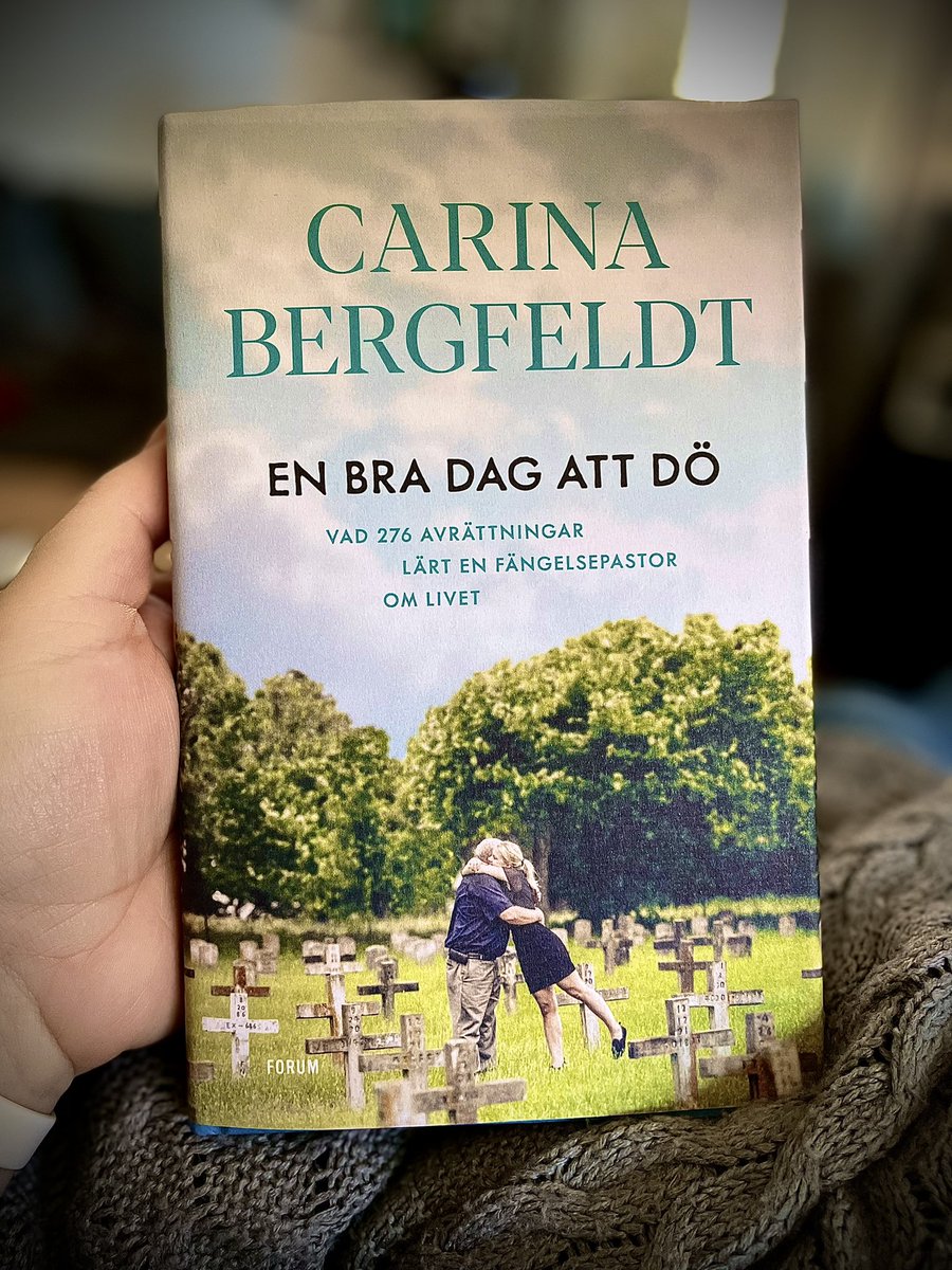 Såg av en slump boken »En bra dag att dö« av @carinabergfeldt
Började bläddra, läste de första sidorna ståendes där, mitt i en av boklådans gångar. 
Tagen. Hjärtat började banka. 
Denna outsägliga grymhet har jag aldrig läst om på ett mer drabbande sätt. 
Läs den. Du behöver det.