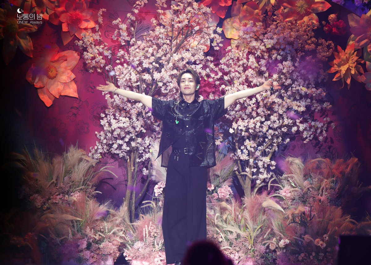 ONEW_Always's tweet photo. 안녕🙌 안녕🙌
나 아직 보이는데~ 🐰
- 
#O_NEW_NOTE
#SHINee #샤이니 #ONEW #온유 
#Circle #ONEW_Circle https://t.co/YKRca3ELnc