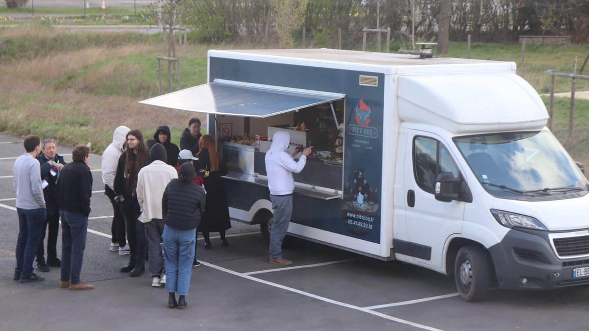 Genopole's tweet photo. C'est l'heure de manger pour nos champions ! 🍕
Merci à Pit's BBQ pour leurs excellents burgers maison ! On reprend des forces pour la suite...
#Hackathond4gen #hackathon https://t.co/Kr7ieJIPdY