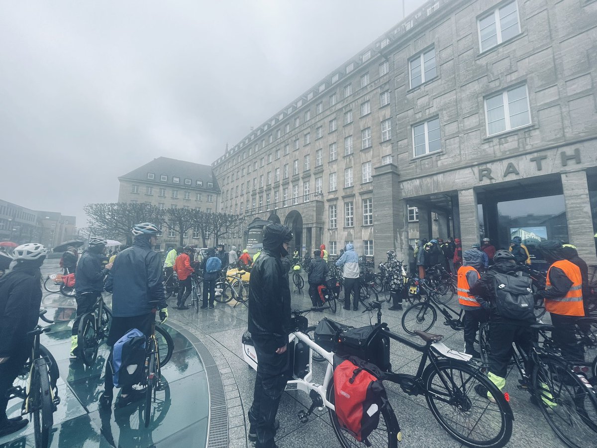 Nass bis auf die Socken sagen wir ein fettes DANKE an 135! tapfere Radler*innen die heute dem Wetter getrotzt haben und bei der Demo „Radwende jetzt“ mitgefahren sind. Ein starkes Zeichen für die #Verkehrswende