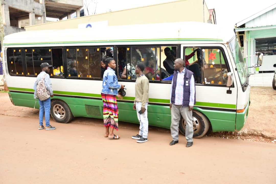 DailyMonitor's tweet photo. A female passenger forced to pick a polythene bag thrown outside a coaster in Kataza, Bugolobi in Kampala on April 1, 2023, the day NEMA had initially planned to start enforcing their directives on having dustbins in cars. 
#MonitorUpdates
📸 Stephen Otage https://t.co/ClQTfmLo36