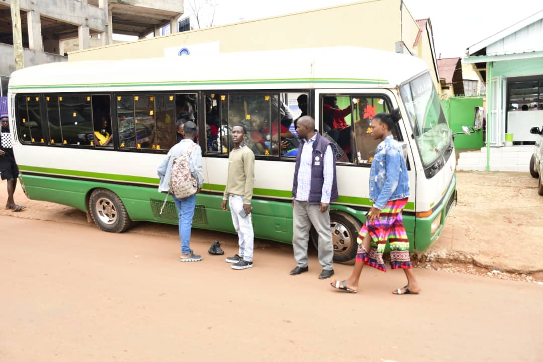 DailyMonitor's tweet photo. A female passenger forced to pick a polythene bag thrown outside a coaster in Kataza, Bugolobi in Kampala on April 1, 2023, the day NEMA had initially planned to start enforcing their directives on having dustbins in cars. 
#MonitorUpdates
📸 Stephen Otage https://t.co/ClQTfmLo36
