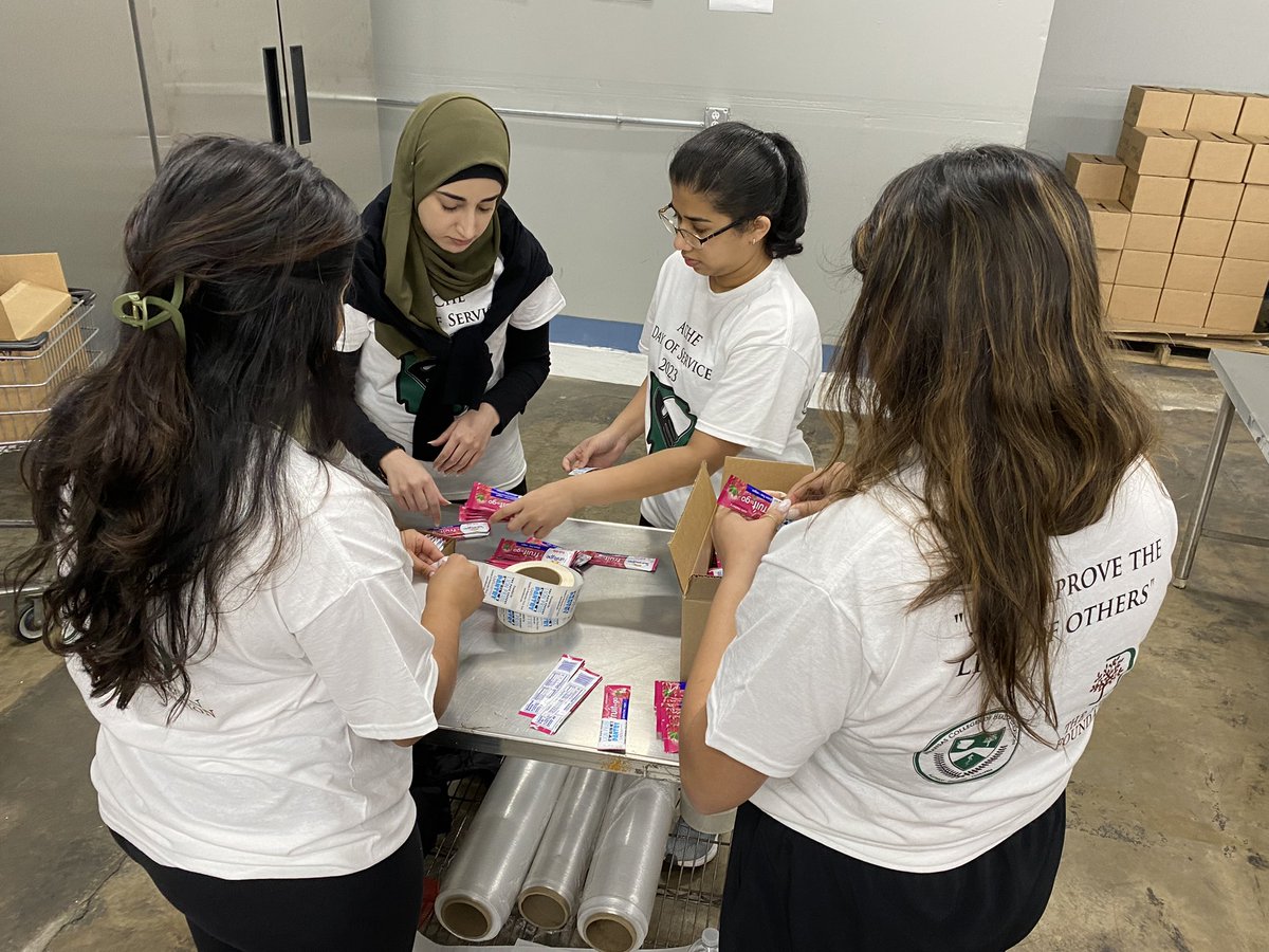 river_food's tweet photo. We’d like to give a shout out to the group of medical students from @acheedu who dropped by today to volunteer during their Day of Service. 

The group helped prepare snack items for the @UAFS Lions Pride Pantry &amp; helped pack boxes. 

Thank you! 

#FightingHungerDeliveringHope https://t.co/SRhgCWCikk