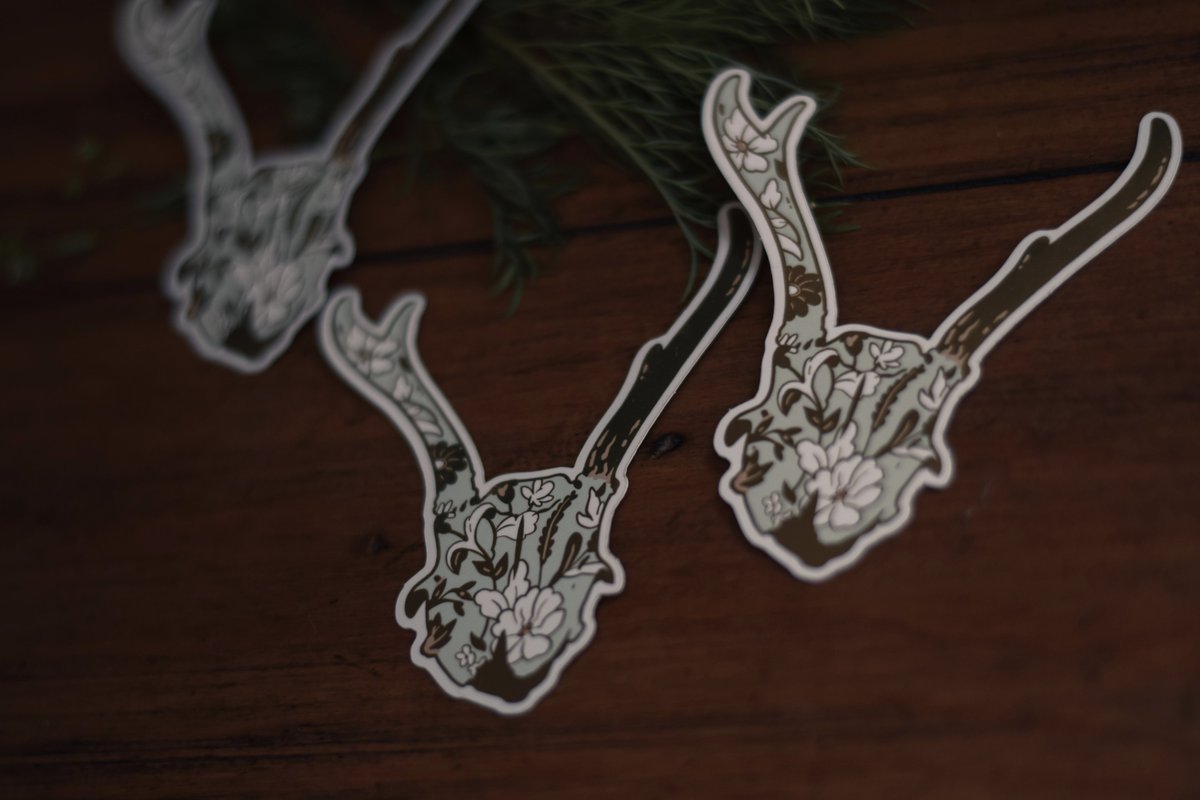 Happy April! I'm so glad to start seeing signs of spring ;__; Here's a few lil trinkets from my trinket shop today <3
thewinterden.com