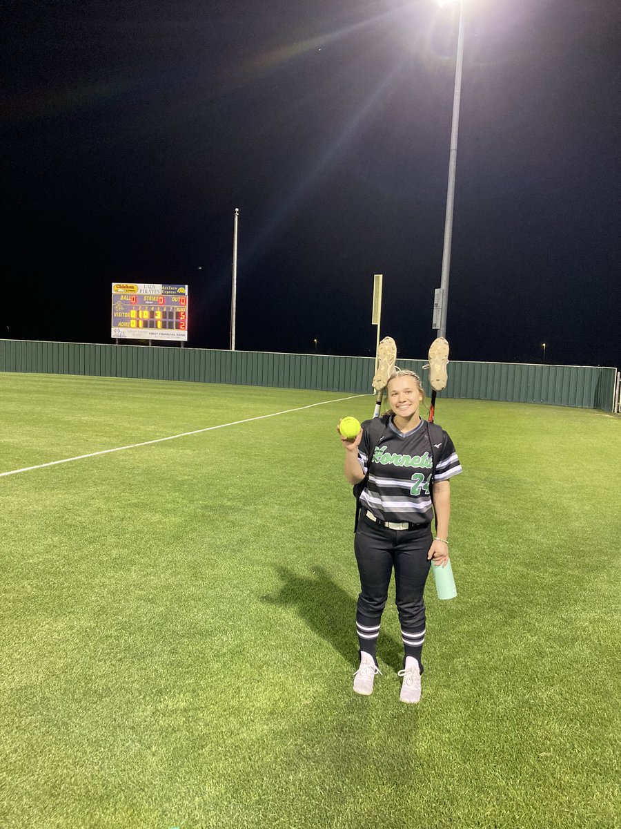 Huge district win for the Lady Hornets, 5-2 over Granbury. Allison Smith had a big day at the plate going 2-4, 2R, 2RBI with a solo blast in the 7th. Torrie Johnson and Sierra Ramirez also collected 2 hits a piece on a 10 hit night as a team. Great overall team defense as well!