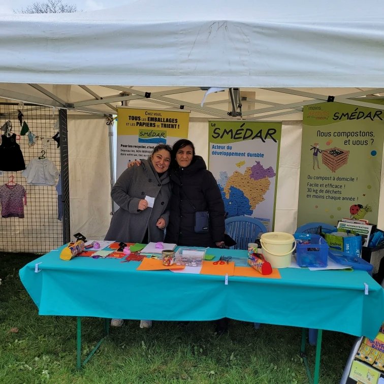 LeSmedar's tweet photo. [Quoi de prévu ce week-end ?] : Retrouvez @LeSmedar au "Rendez-vous aux jardins" à la #Londe cet après-midi jusqu'à 18h et demain de 10h à 18h.
➡️Découvrir l'utilité du #composteur. ➡️Confectionner en famille votre carnet et porte-clés #recyclables lors des #ateliers proposés. https://t.co/9Gw0N5idvf
