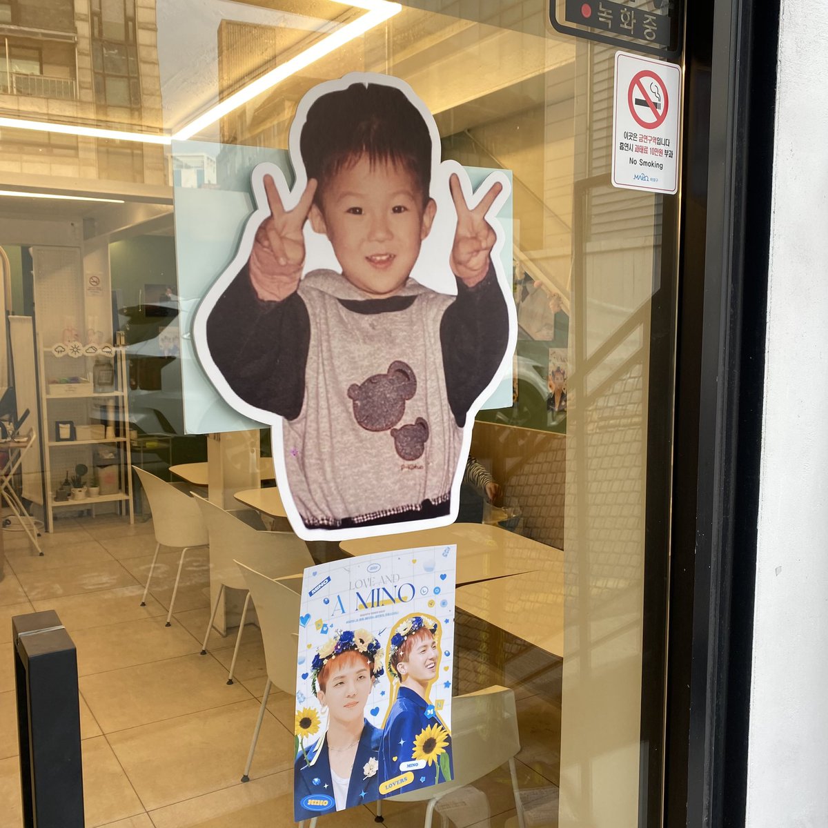 _W_i_nn_er's tweet photo. 📍디저트라팡
카페 가자마자 보이는 너무 예쁜 민호에 1차 충격
문에 붙어있는 아기민호 귀여움에 2차 충격…
카페가 정말 아기자기하고 잘 꾸며져 있어서 보는 재미가 있었어요
케이크도 너무 귀엽고 특전도 다 너무 예뻤어요 예쁜 카페 감사합니다🥹
#여전히_내_등에_배터리는_송민호의_웃음소리이니 https://t.co/VKdtxIi0UB
