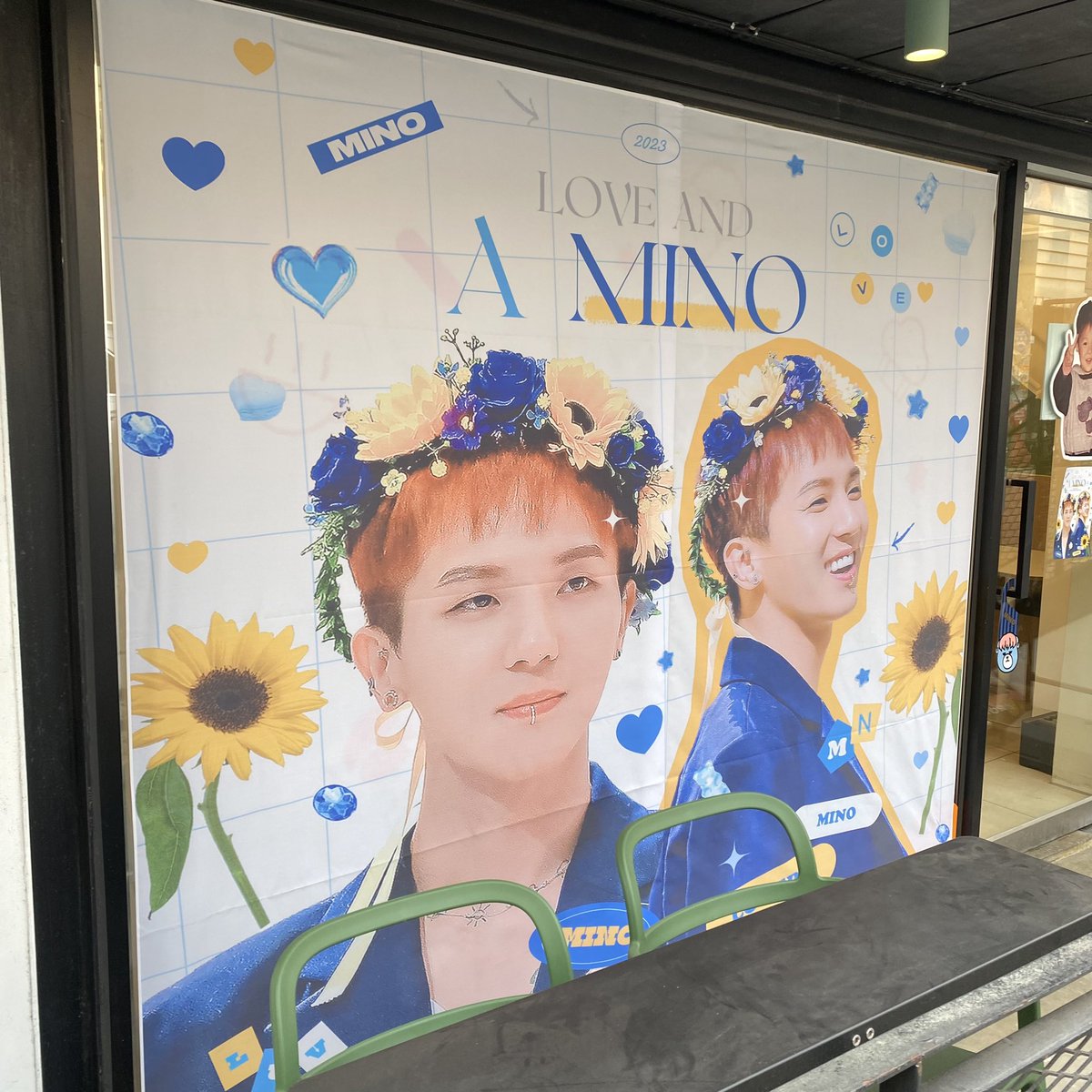 _W_i_nn_er's tweet photo. 📍디저트라팡
카페 가자마자 보이는 너무 예쁜 민호에 1차 충격
문에 붙어있는 아기민호 귀여움에 2차 충격…
카페가 정말 아기자기하고 잘 꾸며져 있어서 보는 재미가 있었어요
케이크도 너무 귀엽고 특전도 다 너무 예뻤어요 예쁜 카페 감사합니다🥹
#여전히_내_등에_배터리는_송민호의_웃음소리이니 https://t.co/VKdtxIi0UB