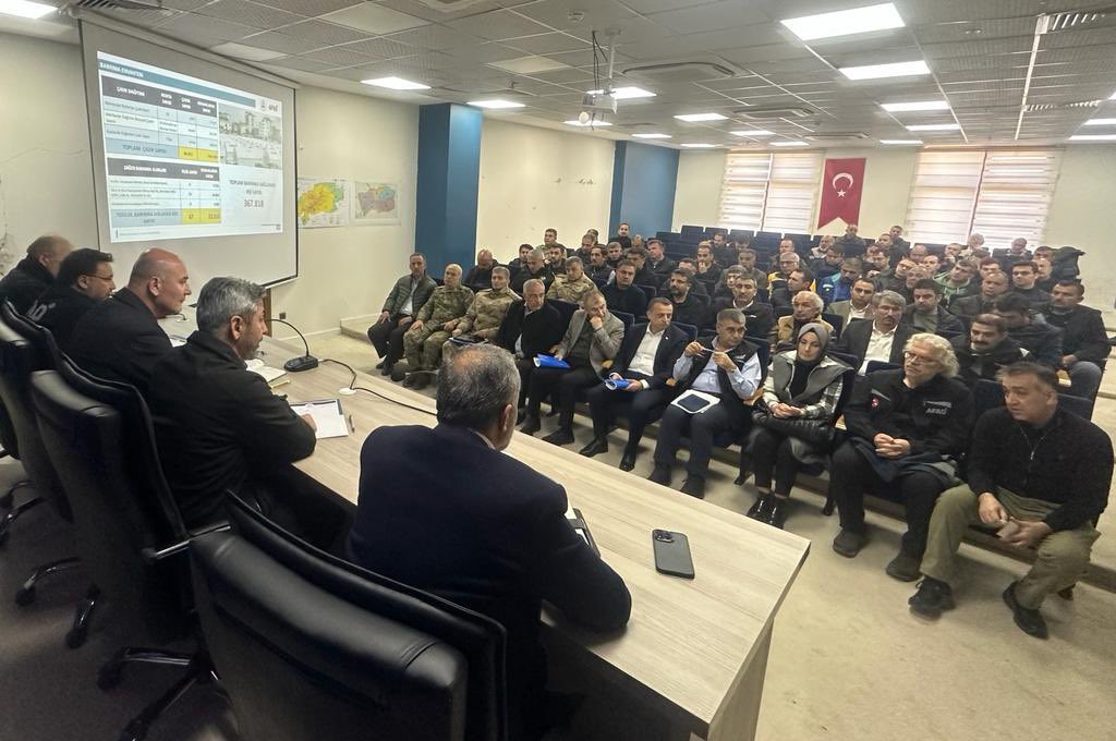 baharayvazoglu's tweet photo. 📍Adıyaman

“İşlerimiz bitene kadar biz buradan çıkmayız”

Bugün Adıyaman incelemeleri ve ziyaretlerinde kıymetli Bakanımız Sn. @suleymansoylu’ya eşlik ettik. https://t.co/V1bd9w2ee3