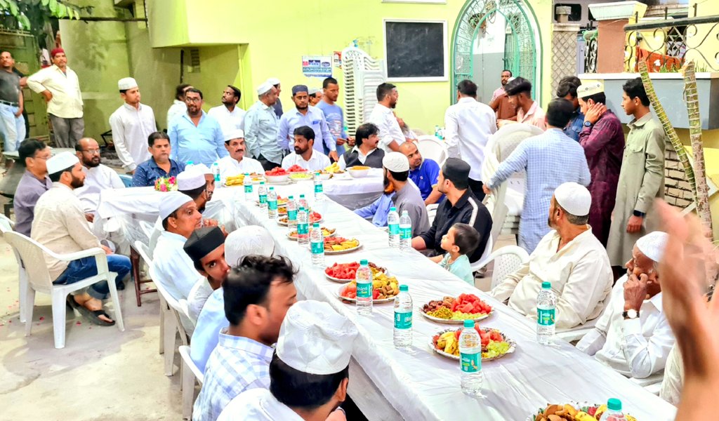MohdRashedFaraz's tweet photo. GHMC Standing Committee Member & @aimim_national Shaikpet Corporator ๐๐จ๐ก๐๐ฆ๐ฆ๐๐ ๐๐๐ฌ๐ก๐๐ ๐
๐๐ซ๐๐ณ๐ฎ๐๐๐ข๐ง Along With AIMIM Sr.leader Mohammed Rahmatullah Tayyab Sahab Attended #Dawat-E-Iftar At Mini Brindavan Colony, Shaikpet.
#IftarWithRashedFarazuddin https://t.co/OGak1wfcJt