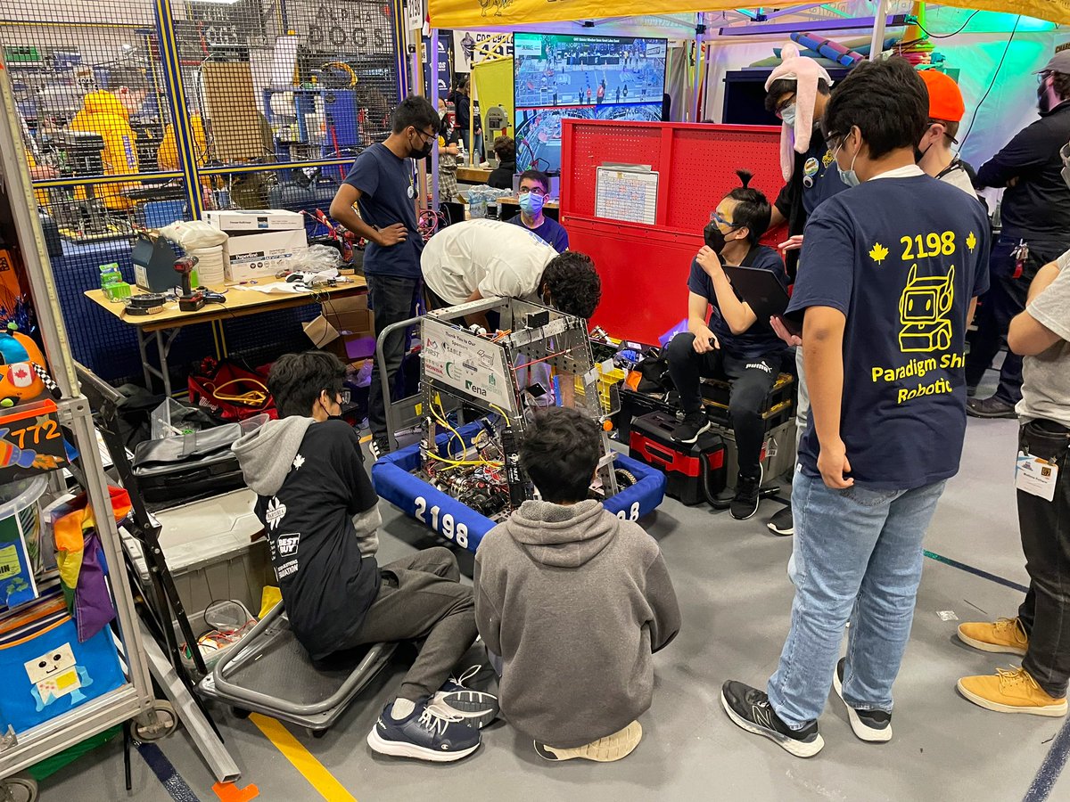 Day 2 at #WindsorFRC and the pits are bumpin’! Things are heating up, and wait, is that an arcade game 🕹️? 

You don’t want a miss out on all the robot and gaming action.