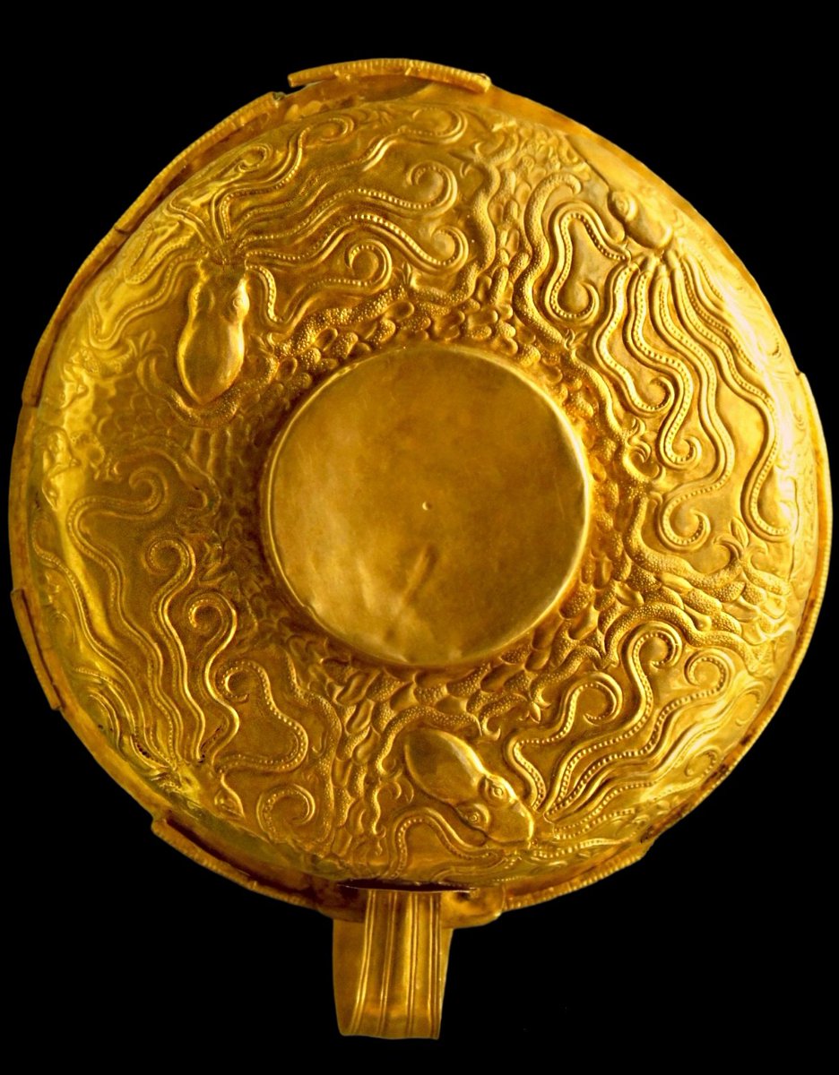 ArysPan's tweet photo. Mycenaean gold cup with depiction of octopuses. 
Midea/Dendra, 15th-14th century BC. 

National Archaeological Museum Athens https://t.co/ayHcHCeE2r