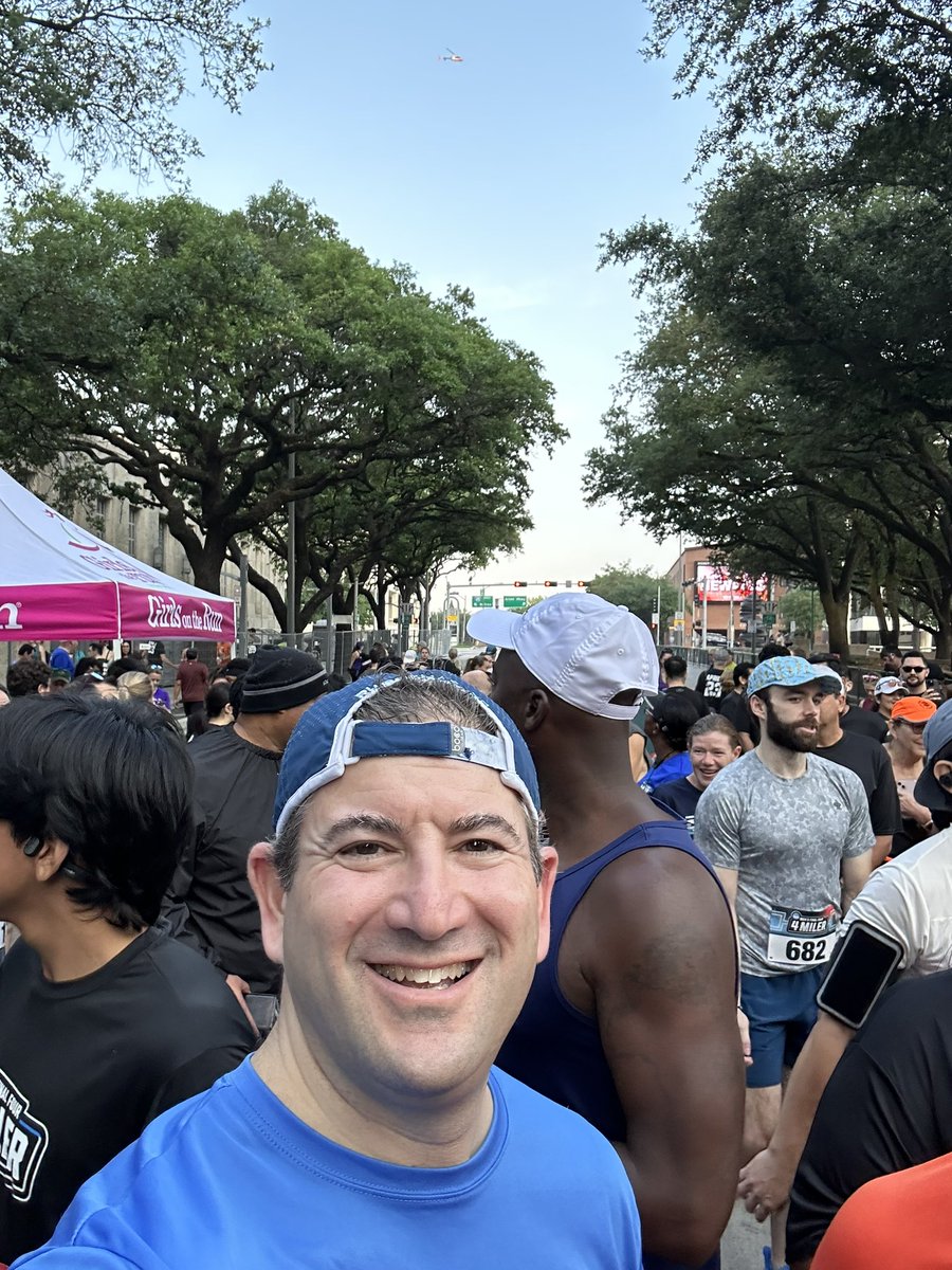 TheAndyKatz's tweet image. Hot, humid, Houston #finalfourrun @MarchMadnessMBB @MFinalFour @NCAA @westwood1sports represent @RaceTheRhode: