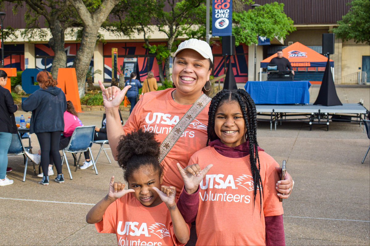 UTSA's tweet photo. “We’re all in this together… Every one of us can make a difference by giving back.” ~Beyoncé
#UTSA #UTSADayOfService #BirdsWhoServe @UTSAStudents @UTSAAlumni https://t.co/QYQyk9AWly