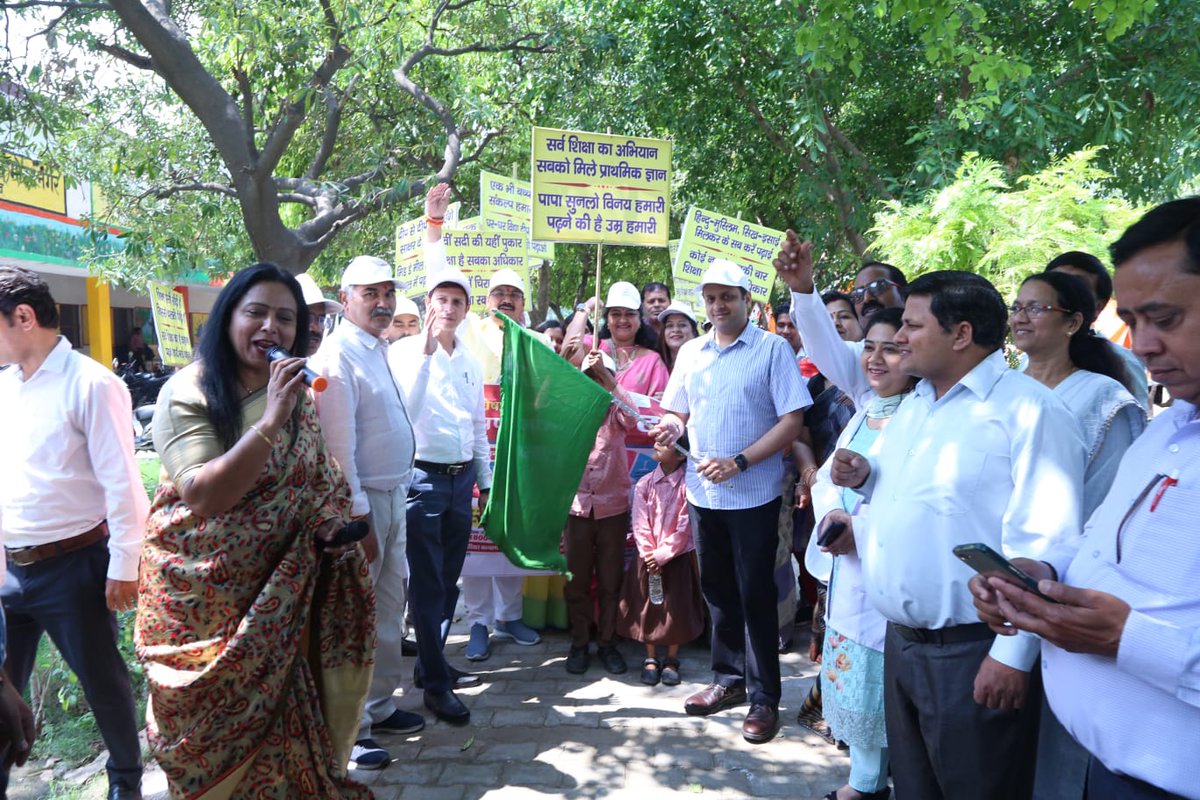 ChiefGhaziabad's tweet photo. आज स्कूल चलो अभियान और संचारी रोग एवं दस्तक अभियान अंतर्गत करहेड़ा स्थित कंपोजिट विद्यालय में भव्य कार्यक्रम का आयोजन किया गया और मा० मुख्य मंत्री जी के संवाद का लाइव प्रसारण किया गया। @dm_ghaziabad @basicshiksha_up @CommissionerMe3 @ChiefSecyUP @CMOfficeUP https://t.co/QgfDtGcbNt