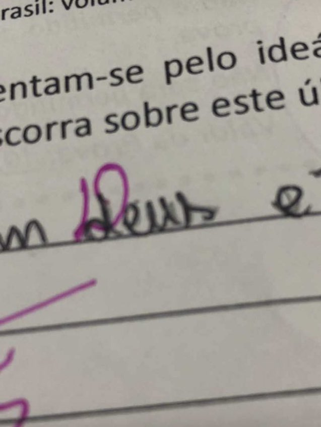 poptime's tweet photo. 🚨 VEJA: Professora corrige aluna que escreveu “Deus” com D minúsculo na prova. https://t.co/dE5KXI5p66