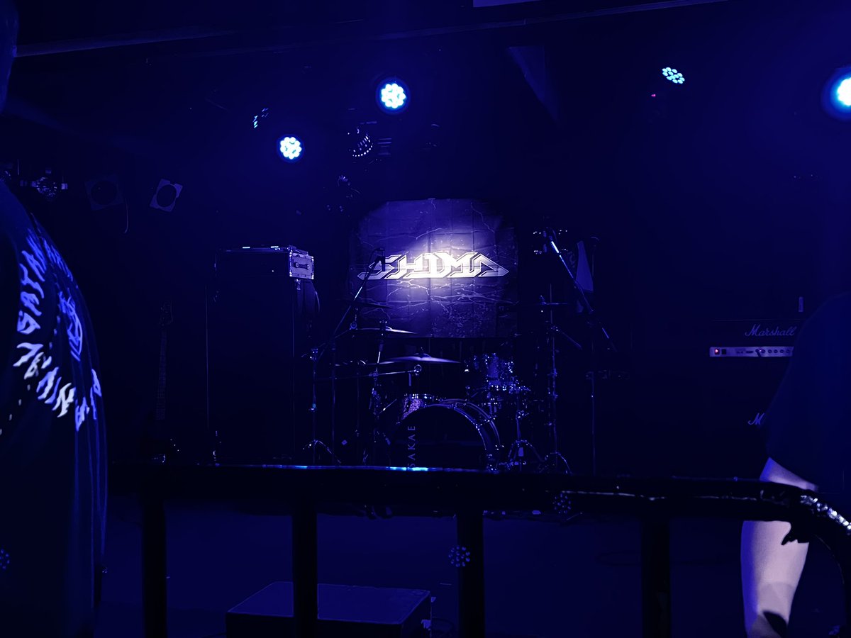mof_0113's tweet photo. フロアにはSHIMAが好きな人しかおらんくって幸せ空間で、もう皆に対して愛しかないですほんとに。
現体制が今日で最後でシンヤさんが脱退してしまう実感が湧いてMCではずっと号泣してしまったけど曲始まればやっぱり楽しくて笑み止まらんかった！
#SHIMA093 https://t.co/IveR7FLOjj