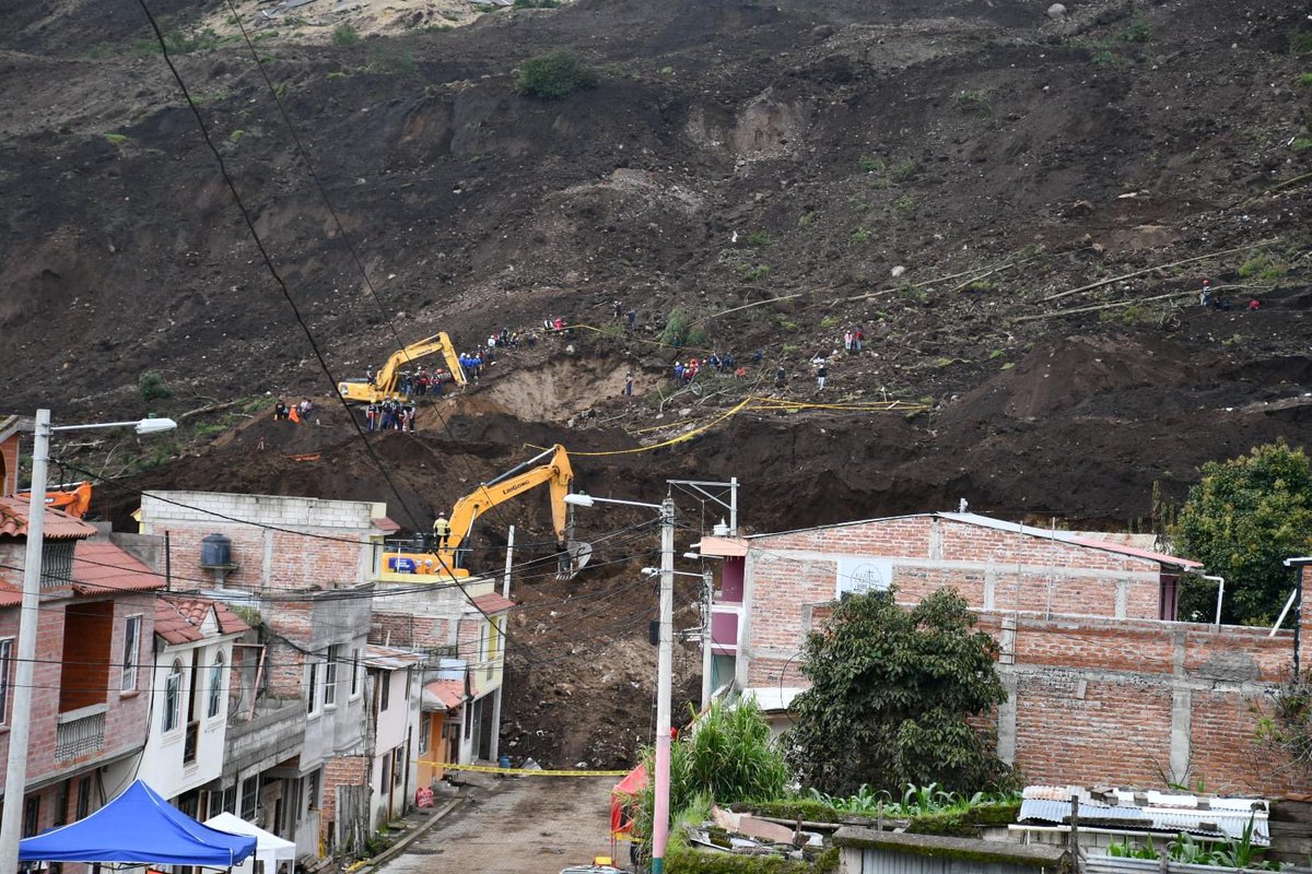 En #Alausí, prestamos apoyo operativo y logístico en la zona cero. 👷‍♂️

En coordinación con autoridades locales prestamos el contingente necesario para evacuar a familias que se encuentran en riesgo. 🙏

#MajíaSolidario 
#AcciónSocialConPasión