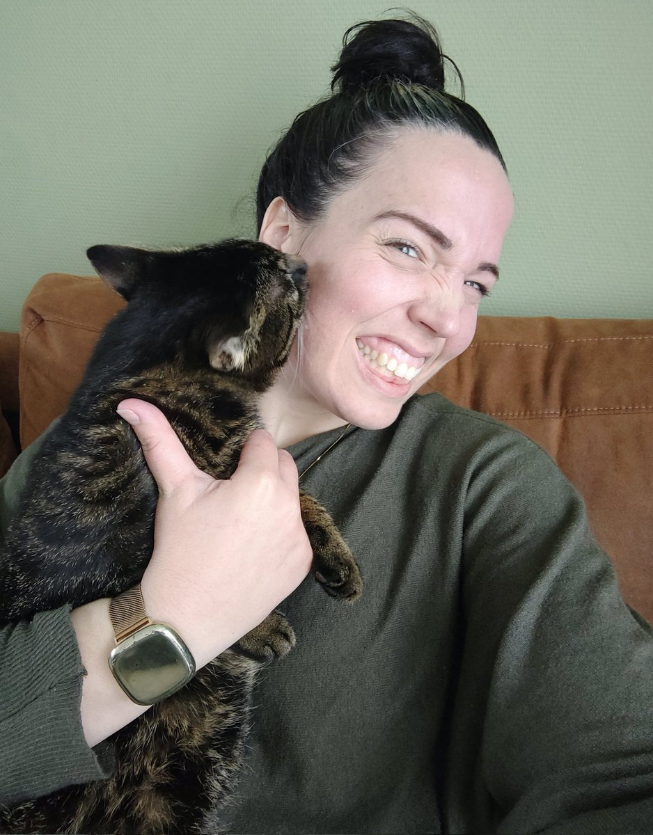 Katspam... Face scrub volgens de Katten wellness methode... Na doorwerkt thuis komen... 😅 #au