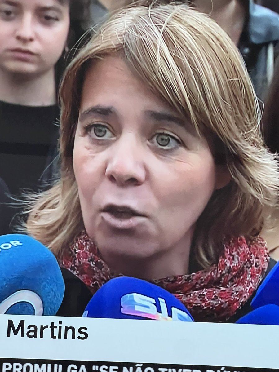 Burguesa dona de alojamento local, de partido com sede em casarão ocupado no PREC que aprovou 5 orçamentos de estado desde 2015 e cujo vereador usou o Estado em negociata imobiliária milionária, discorre sobre marxismo e anti capitalismo no âmbito de problema que ajudou a criar