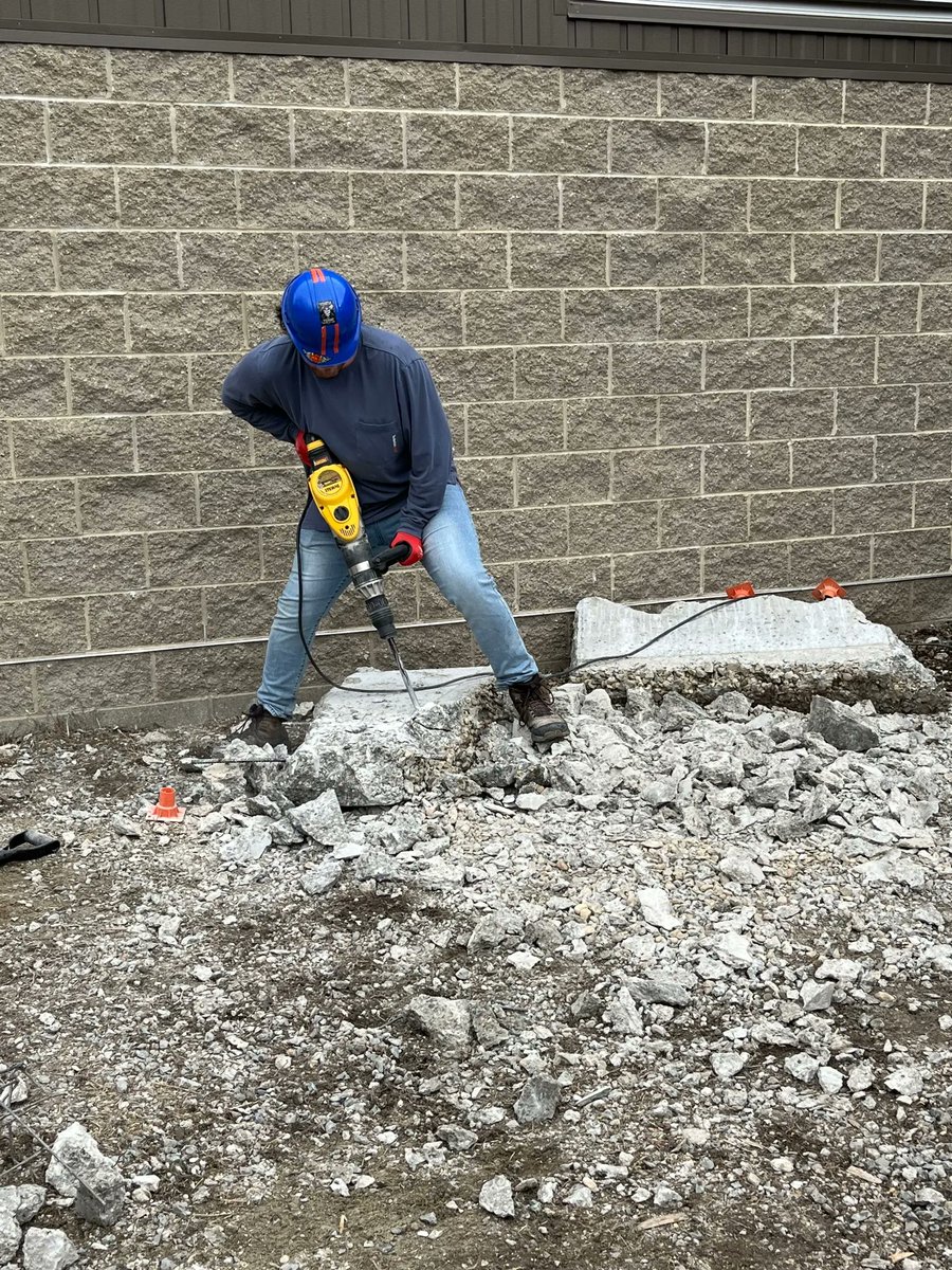 EssexNorthShore's tweet photo. Our NightHawks Adult Education Construction Craft Laborer students are learning proper scaffolding setup, concrete leveling, and jackhammering that will prepare them for the construction field! This program is supported by the Local 22!
#NightHawksAdultEducationProgram
#Local22 https://t.co/g2QSGqfH7d