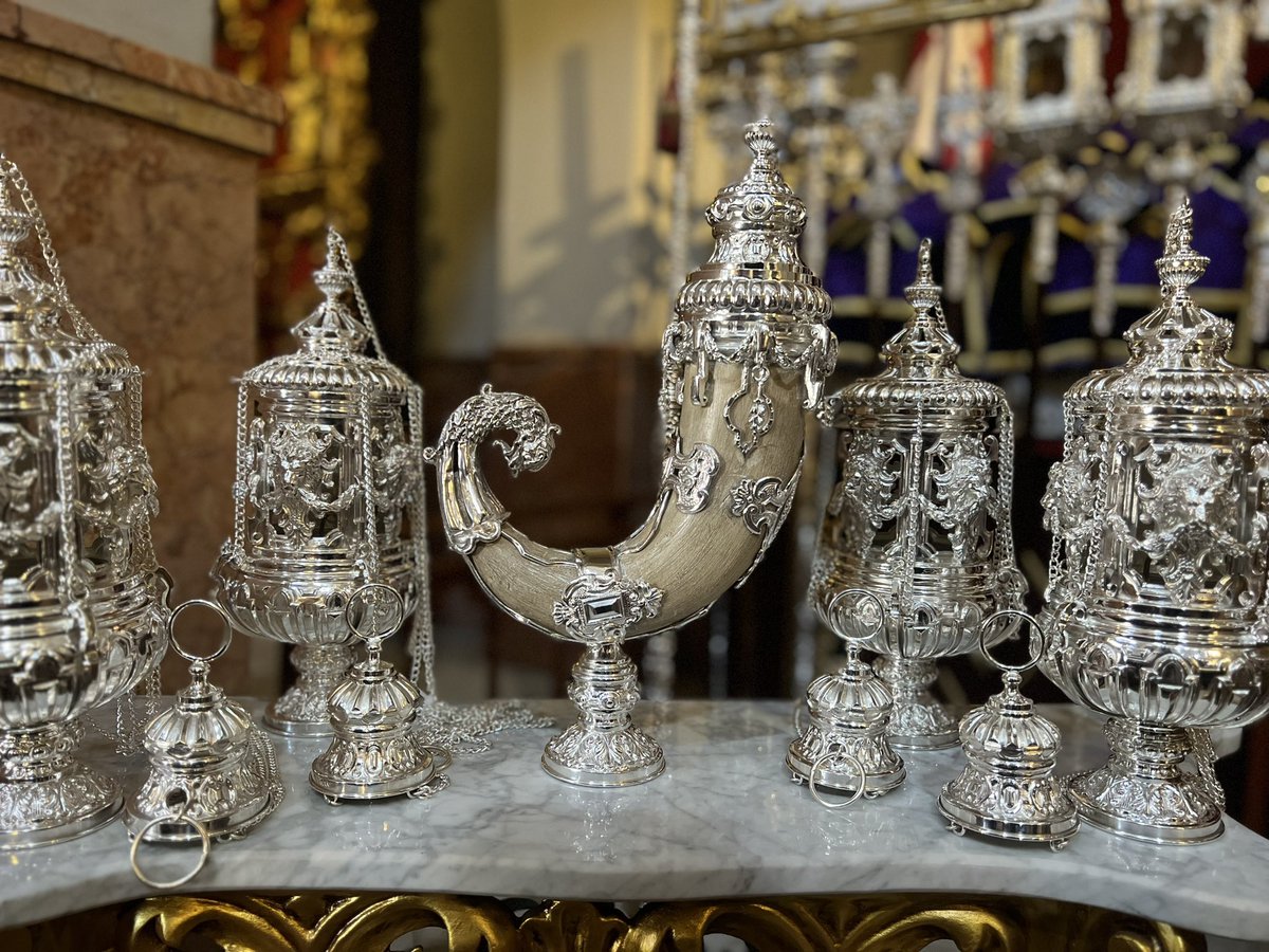 Juegos de incensarios y navetas, obra de <a href="/EmilioMendezOrf/">Orfebrería Emilio Méndez</a> bajo diseño de N.H.  <a href="/FCidfuentes/">Francisco Cidfuentes</a>.