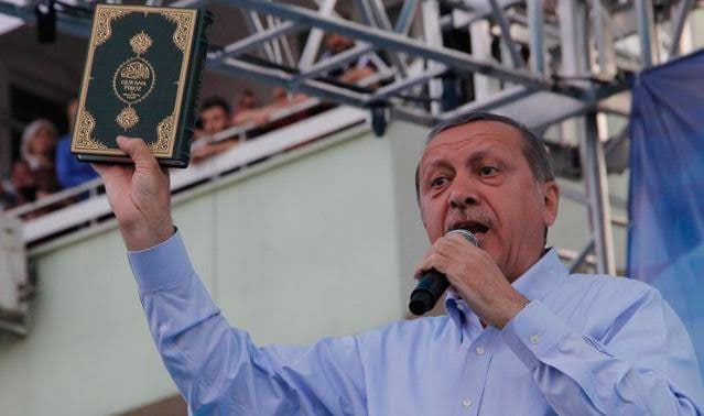 solcugazete's tweet photo. Selahattin Demirtaş:

"Milletin parasını çalmak mı, oy uğruna Kur'an-ı Kerim'i pazarlamaya çalışmak mı yoksa seccadeye yanlışlıkla basmak mı günah? Doğru cevabı bilmek için Müslüman olmaya gerek yok, insan olmak yeterli." https://t.co/KRknJ5DoWN