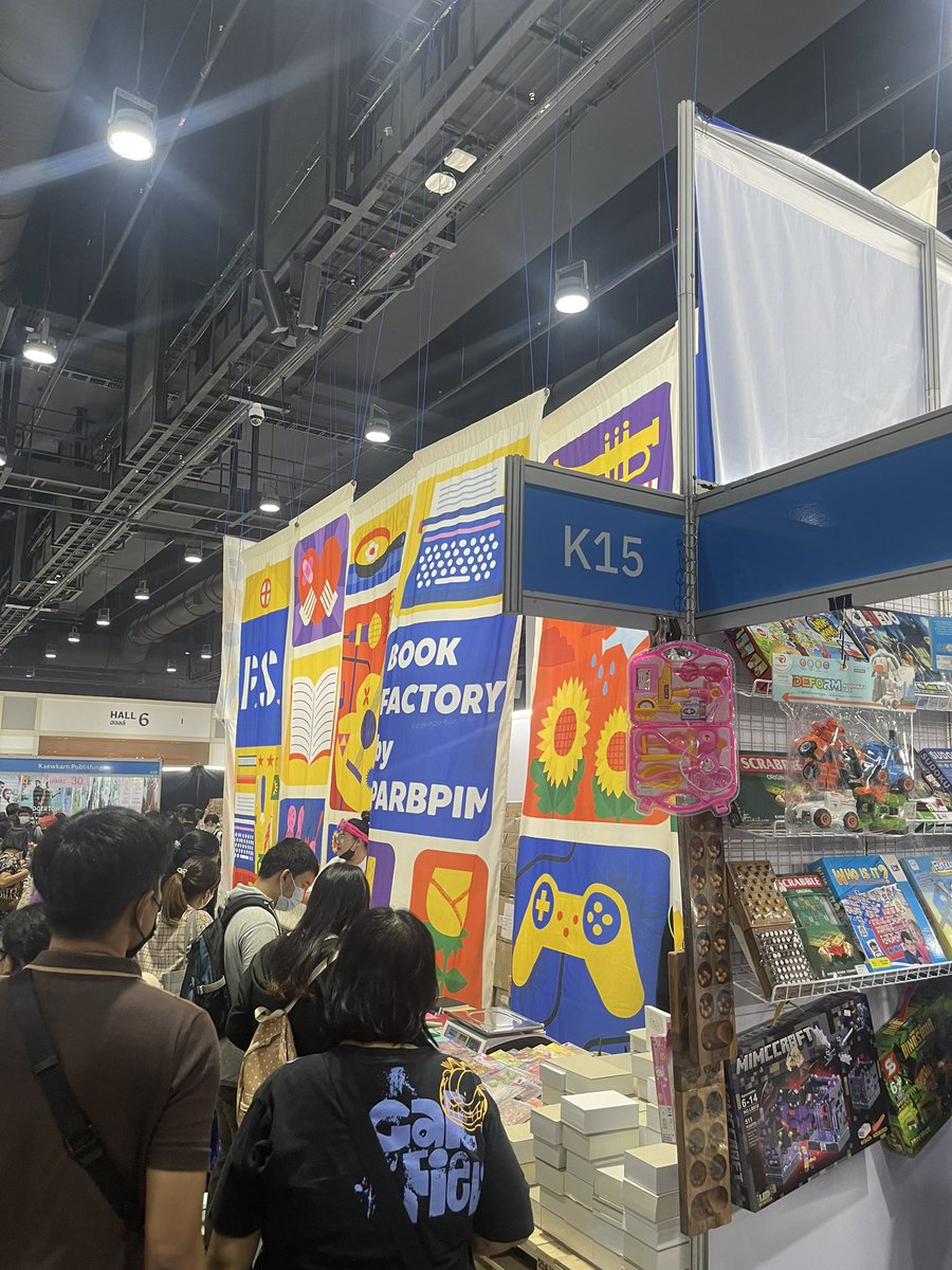 cchaliil's tweet photo. ไปตบมุกกับร้านขายสมุดกันหน่อย เผื่อได้แถมฟรีมาเล่ม2เล่ม สมุดชั่งขีด ราคาขายตามน้ำหนัก คือโคตรถูกได้หน้ากระดาษจนตกใจ ที่สำคัญลูกค้าต้องหัวไว ไม่ตลกเค้า���ม่แถมนะะ 😂😂 #งานหนังสือ66 https://t.co/uoAHKKIoqd