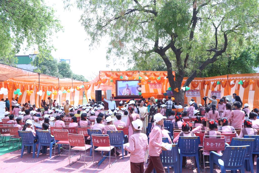 BsaGhaziabad's tweet photo. स्कूल चलो अभियान 2023 कार्यक्रम के भव्य आयोजन में सम्मिलित मुख्य अतिथि माननीय सांसद डॉ अनिल अग्रवाल एवं राज्यमंत्री नरेंद्र कश्यप, डीएम राकेश कुमार सिंह, सीडीओ विक्रमादित्य सिंह मलिक, सीएमओ डॉक्टर भवतोष शंखधर,अन्य विभागीय अधिकारियों एवं शिक्षकों और बच्चों की गरिमामई उपस्थिति रही। https://t.co/rKzdnAUNvA