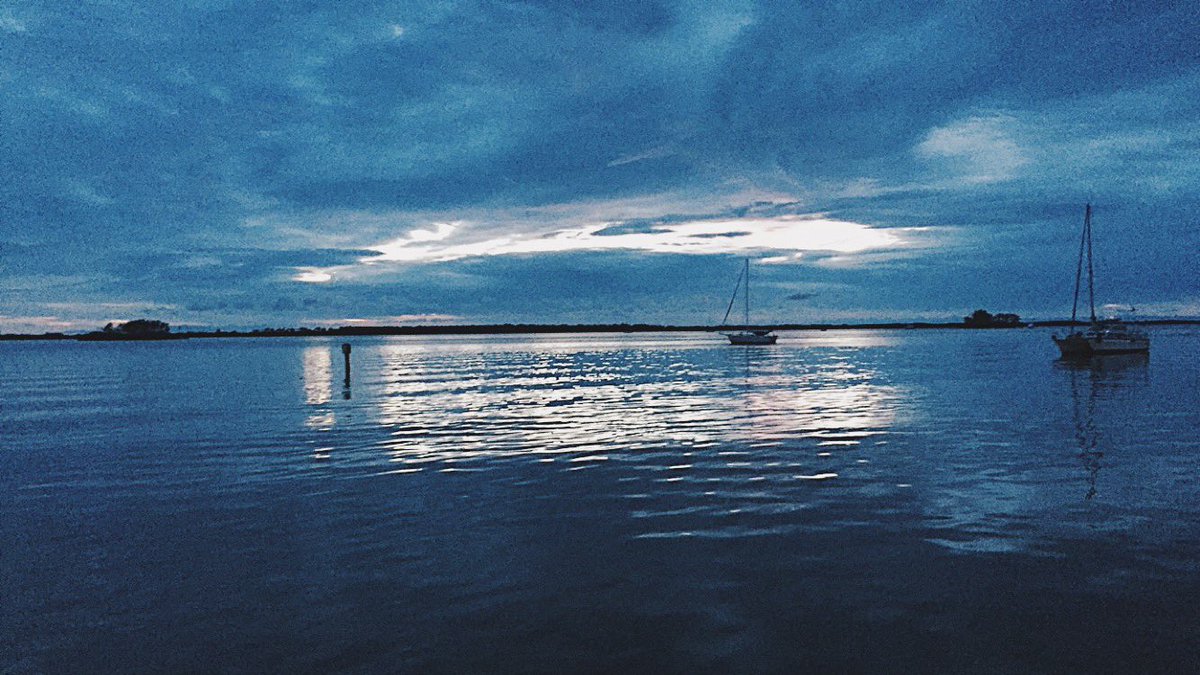 morosefloweret's tweet photo. search “water” in your camera roll and quote with the best pic
.
.
.
the beach by my mom’s house in early evening circa like 2017🫠 https://t.co/PQKq5Q1sz1