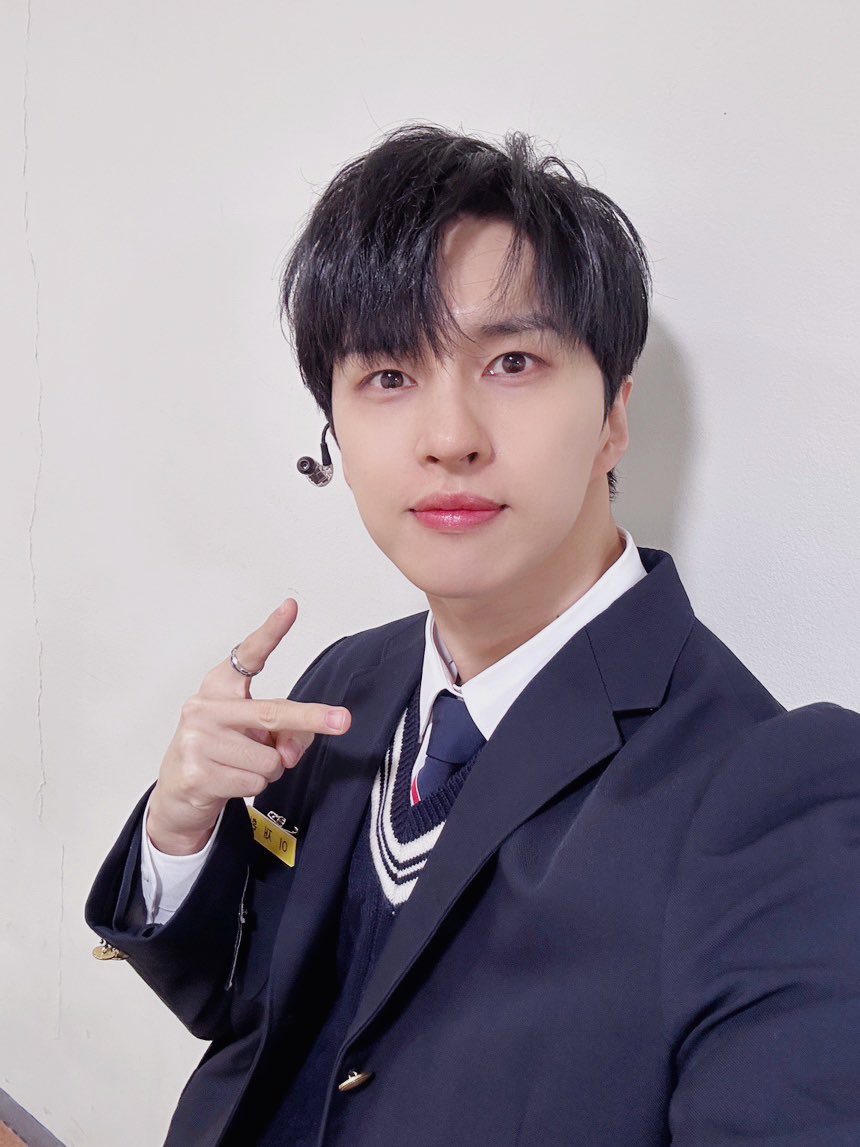RealVIXX's tweet photo. 나는 로빅이다. 2023 HAPPY KEN DAY #쟌2뭐해? 오늘 하루 켄, 재환이, 쟌이는 별빛 요원들 덕분에 아주 아주 행복했다고 한다❕ 완벽한 사랑, 완벽한 KEN DAY✨ 재환해💙애기해💛

#빅스 #VIXX #켄 #KEN #이재환 https://t.co/MGxA7Be5W9