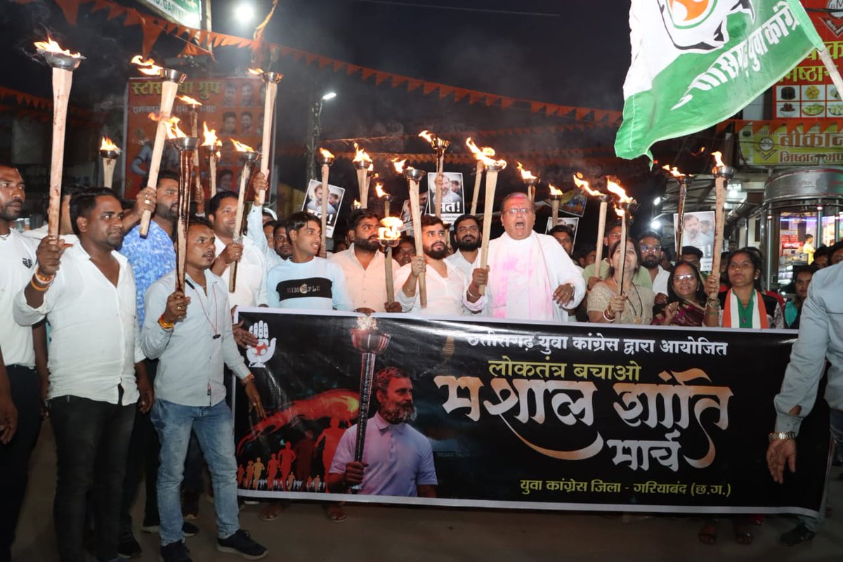 Bhagiratisahuyc's tweet photo. हमारे नेता श्री राहुल गांधी की संसद सदस्यता समाप्त किए जाने के विरोध में जिला युवा कांग्रेस के साथियों के सांथ मुख्यालय गरियाबंद में लोकतंत्र बचाओ मशाल शांति मार्च निकाला। जो कांग्रेस ��वन से प्रारंभ होकर, तिरंगा चौक, बाज़ार चौक, बस स्टेण्ड से गौरव पथ होते हुए पुनः कांग्रेस भवन मे https://t.co/vsBEtIBzrC