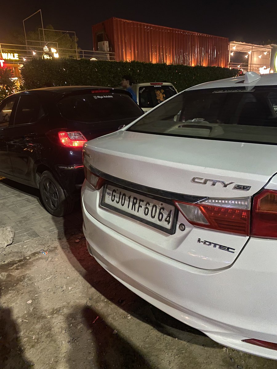 parshva1998's tweet photo. We need to add syllabus of how to park the car for intelligent people @urbanchowk @AhmedabadPolice #parking https://t.co/s6jSJ1lXYW