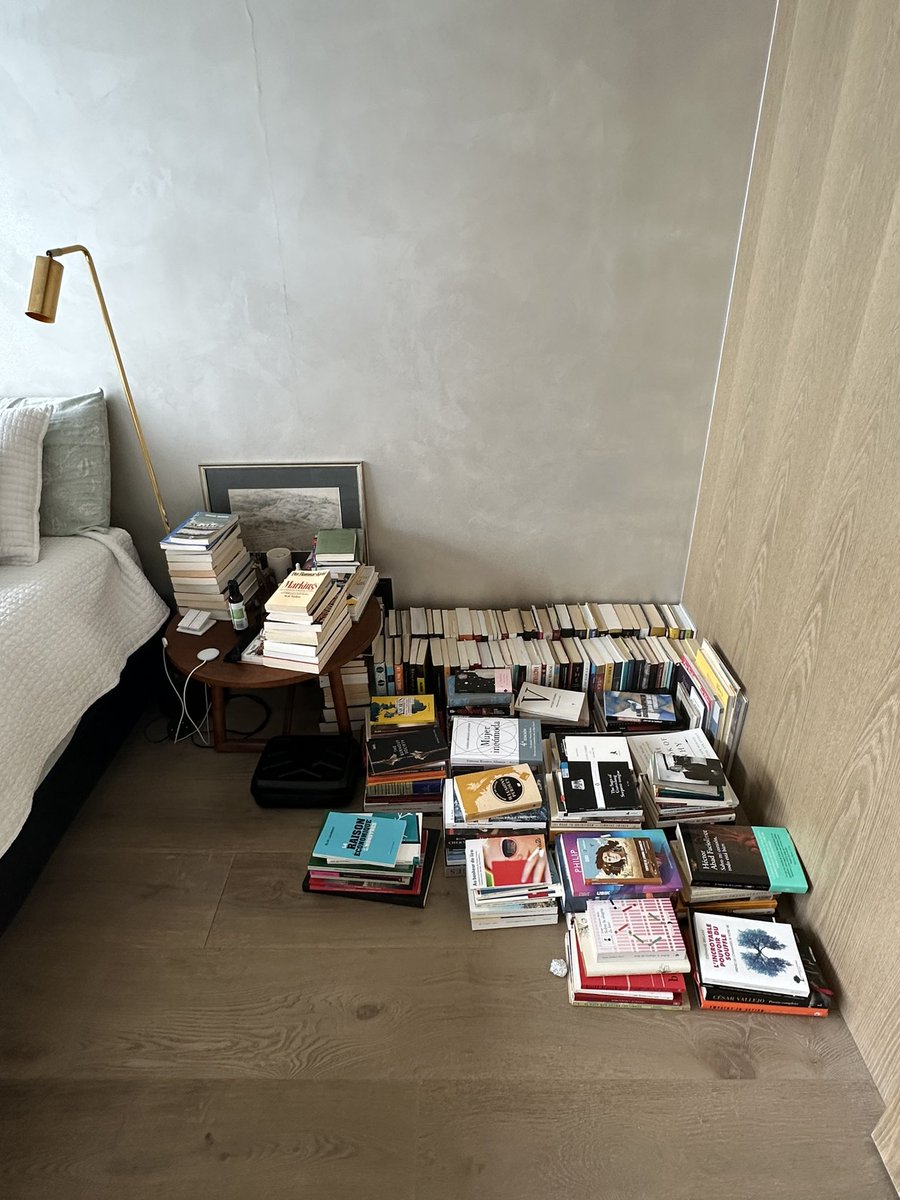 davidescobara's tweet image. Esta semana leí: "Dime qué libros tienes en la mesa de noche y te diré quién eres”. Tengo un problemita de identidad.