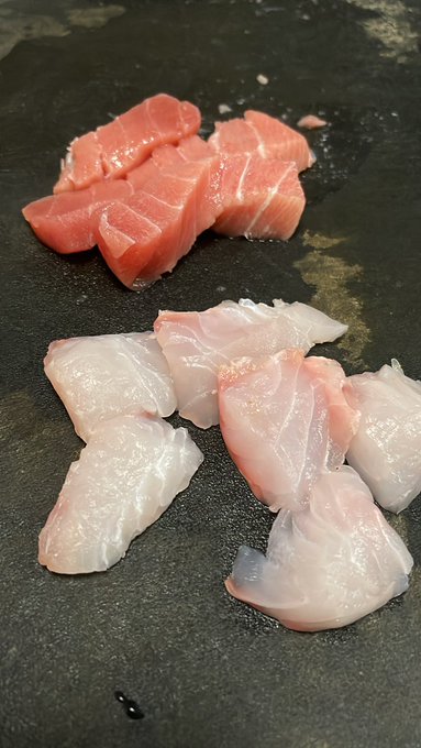 スーパーで半額になってた中トロの柵と刺身用のオジサンをちゃんと塩水処理して食ってるけどマジでバチクソ美味くてヤバい。特にオジサンがこんなに美味いとは思わんかった…え?すげーなオジサン…ある意味中トロより美味いぞ… 